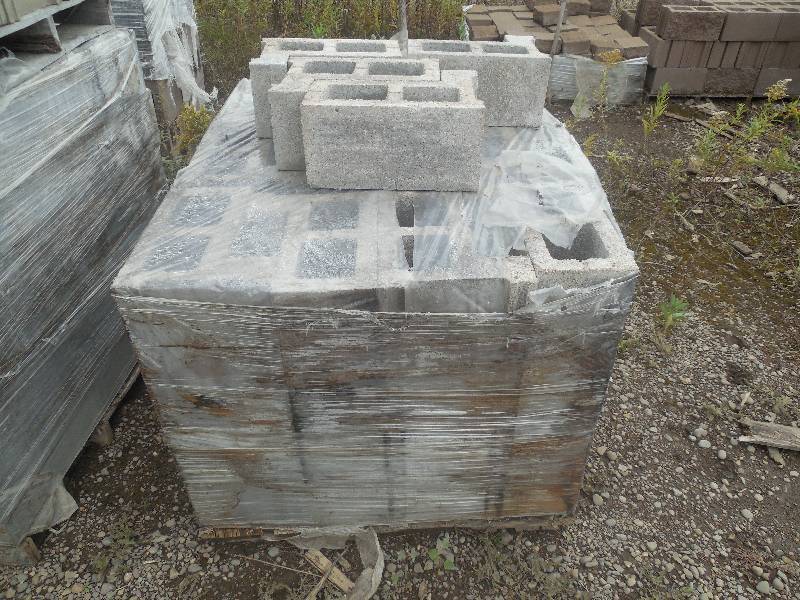 lot 287 image: PALLET OF 8 L CORNER BLOCKS