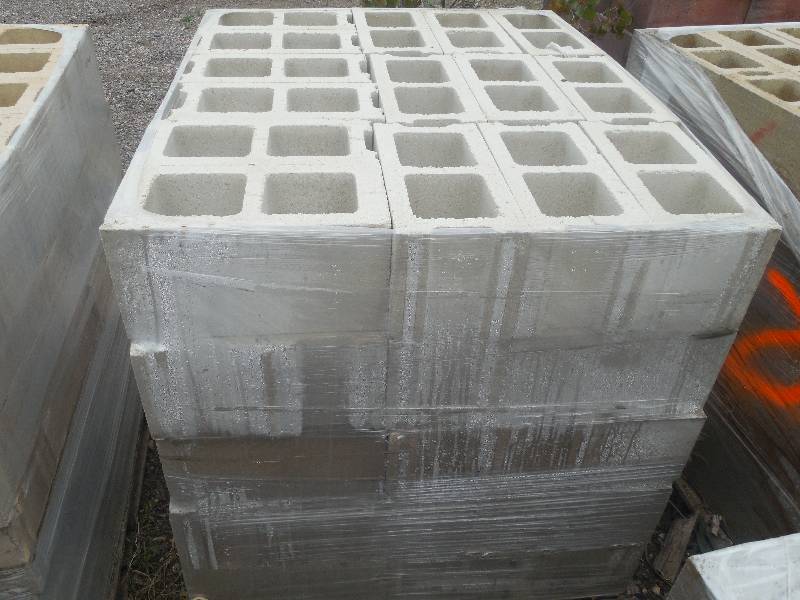 lot 292 image: PALLET OF 8X8X16 CONCRETE BLOCKS - WHITE