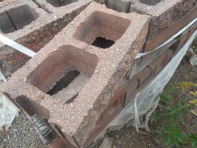 lot 298 image: PALLET OF 4X8X16 ROCK FACED RED BLOCK