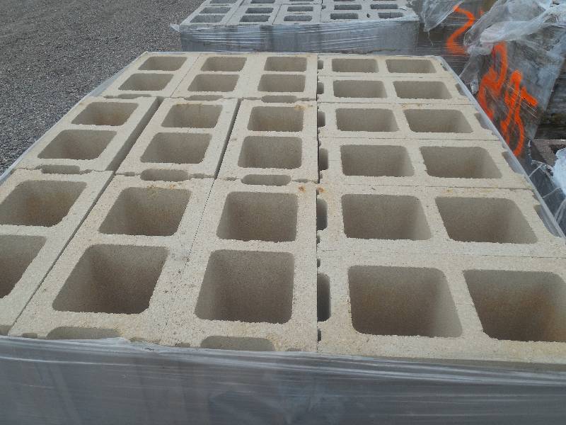 lot 299 image: PALLET OF 8X8X16 CONCRETE BLOCKS -  CREAM COLOR