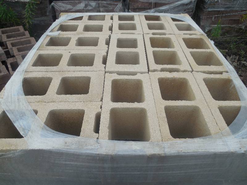 lot 300 image: PALLET OF 8X8X16 CONCRETE BLOCKS - CREAM COLOR