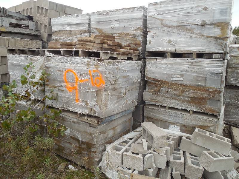 lot 13 image: PALLET 8X8X20 CORNER & END ROCK FACE BLOCK