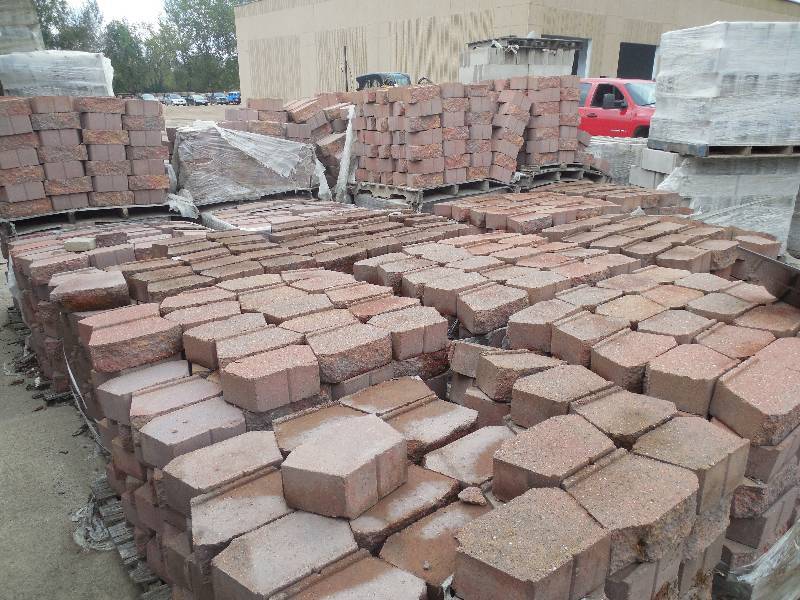 lot 130 image: (2) PALLET LOT OF RETAINING WALL BLOCK