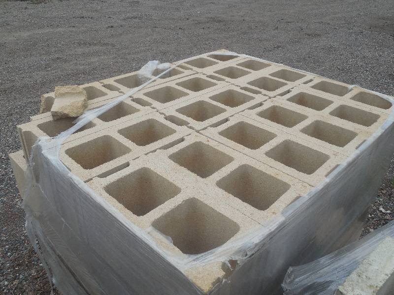 lot 294 image: PALLET OF 8X8X16 CONCRETE BLOCKS STONE FACE - CREAM COLOR