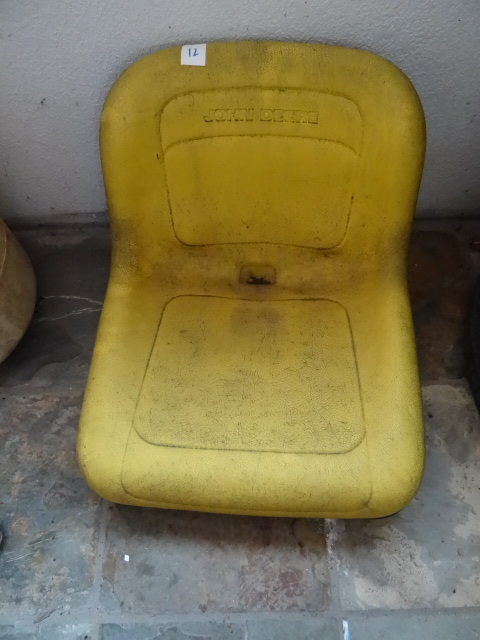 lot 12 image: Seat