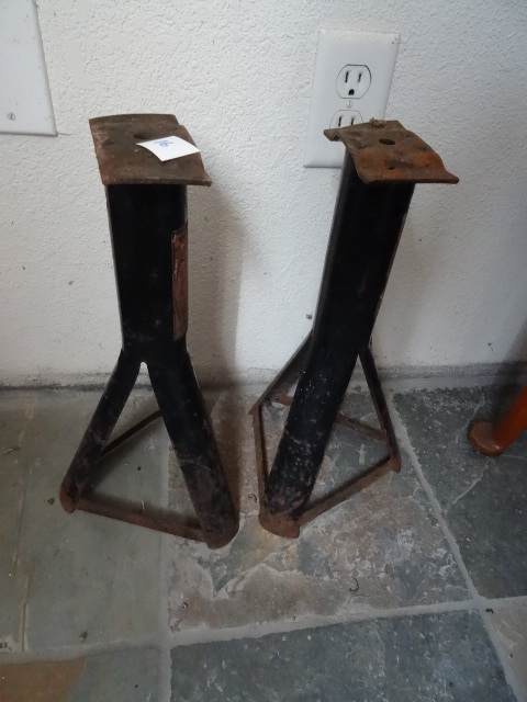 lot 16 image: Jack Stands