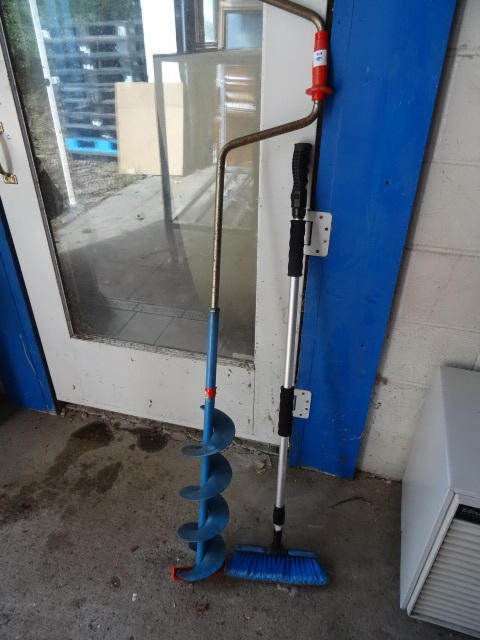 lot 26 image: Ice Auger & Carwash Brush