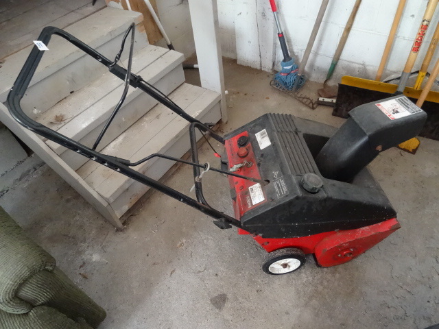 lot 37 image: Snowblower