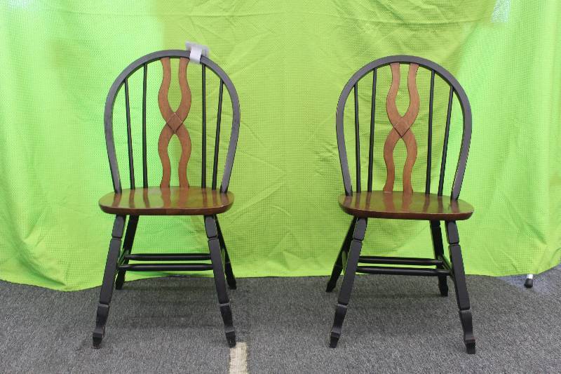 Lot of 2 Windsor all  wooden chairs