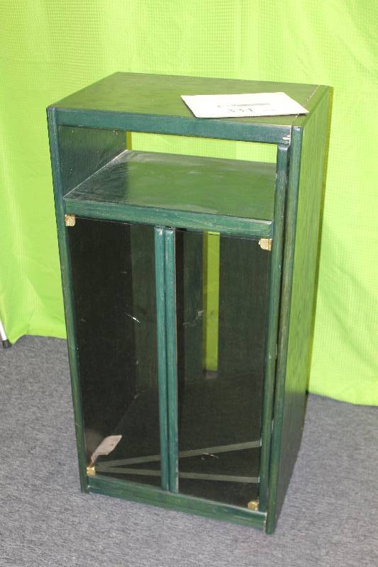 Audio cabinet with adjustable shelves