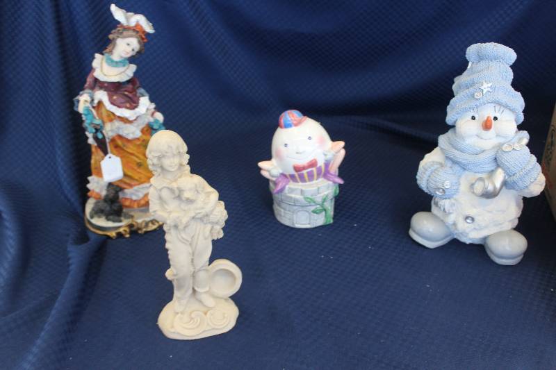 5 pieces of holiday themed decorations