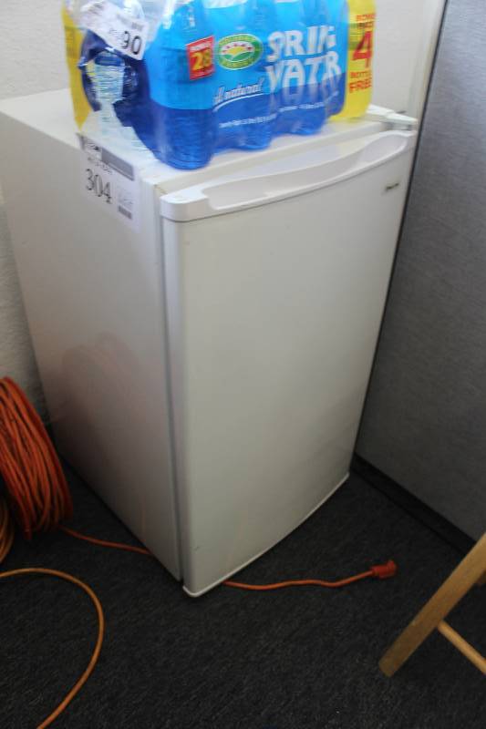 Refrigerator wsmall freezer