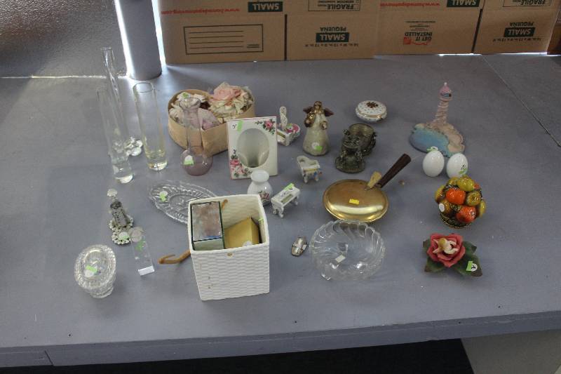3 boxes of porcelain deco items