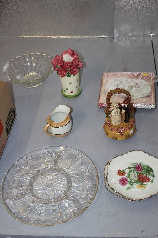 Porcelain and glass deco items