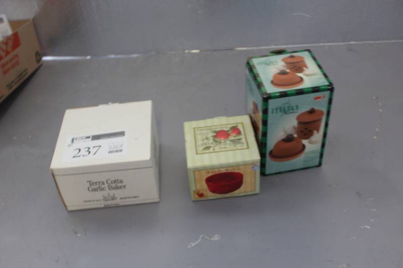 4 pieces of brand new kitchen pottery items