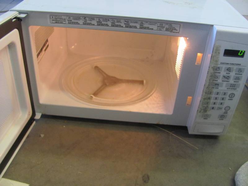 lot 66 image: Microwave Oven