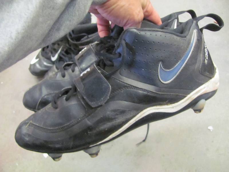 lot 104 image: Sports Equipment