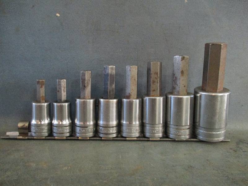 lot 49 image: Sockets