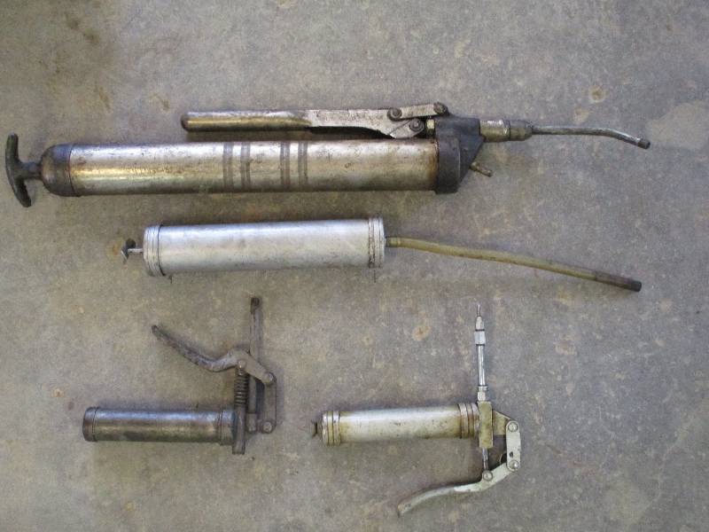 lot 202 image: Grease Guns and suction gun