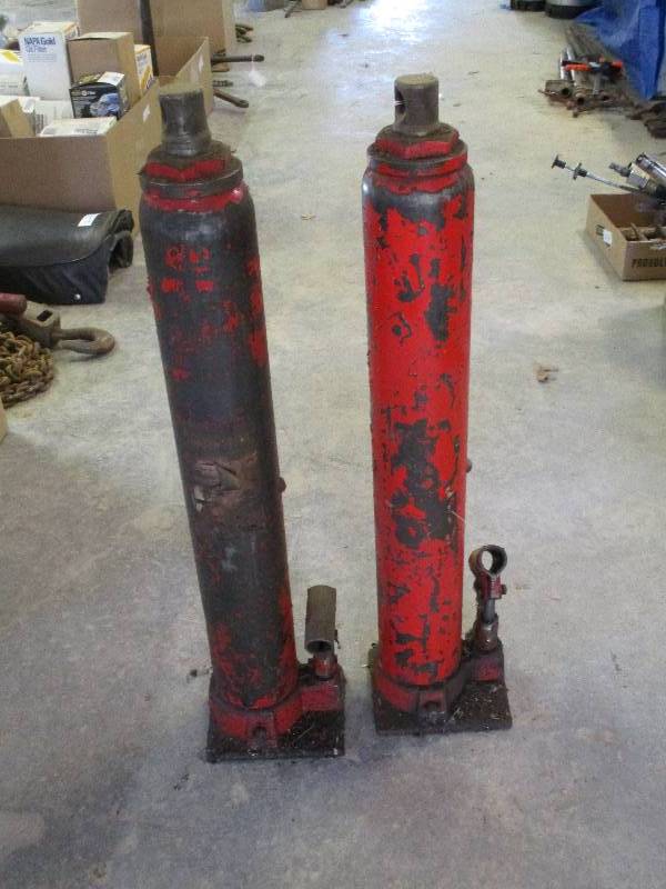 lot 231 image: 2 Hydraulic Jacks