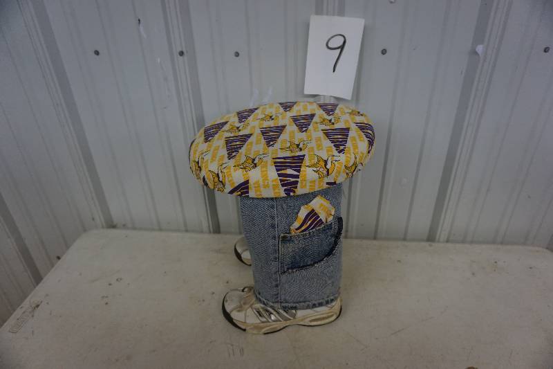 lot 9 image: Minnesota Vikings Pant Leg Foot Stool