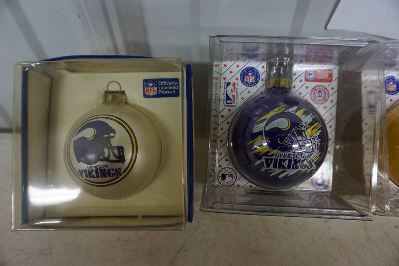 lot 19 image: Set of 4 Minnesota Vikings Christmas Ornaments With Gift Bag