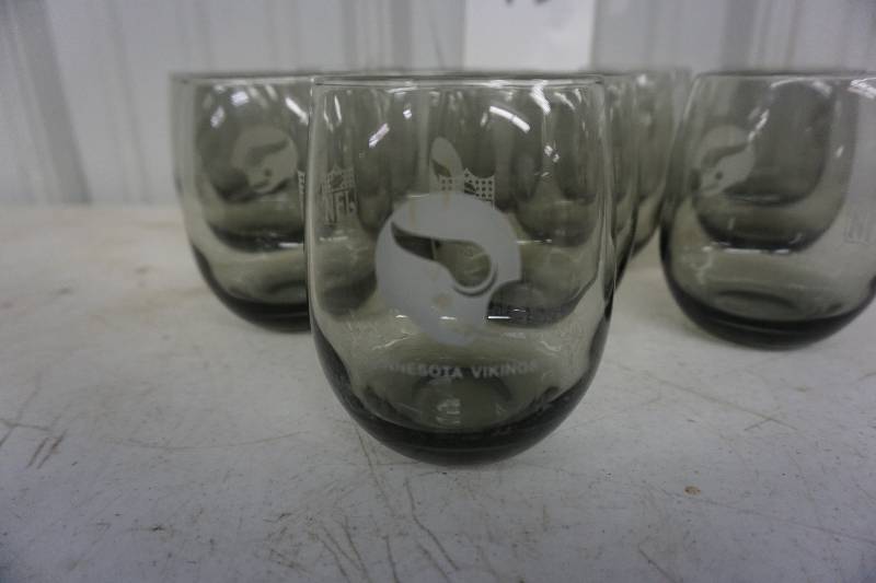 lot 45 image: Set of 13 Minnesota VikingsNFL Drink Glasses