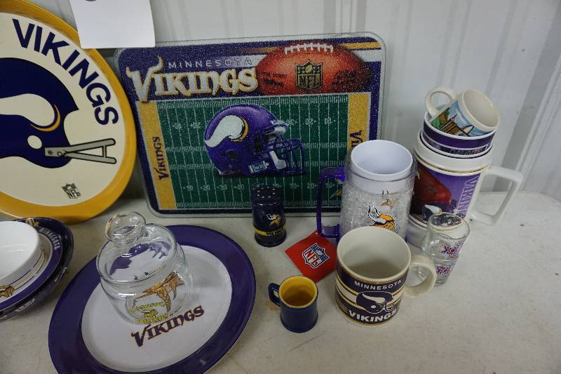 lot 53 image: Large Lot of Minnesota Vikings Kitchen Items