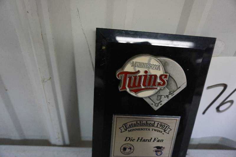 lot 76 image: Minnesota Twins Die Hard Fan Plaque With Stand