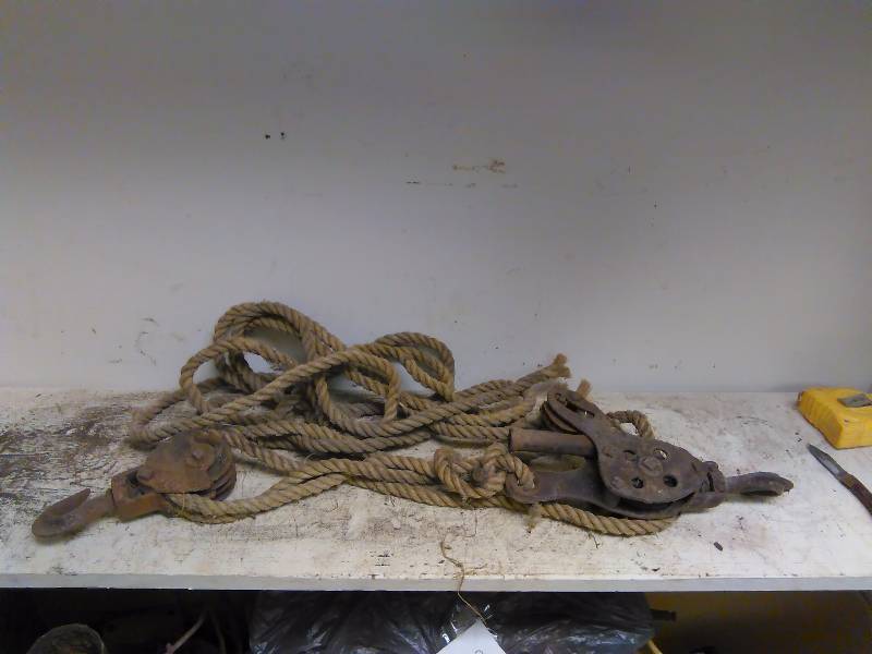 Double pulley system with swivel hooks and rope (lot of2), ratcheting mechanism still works