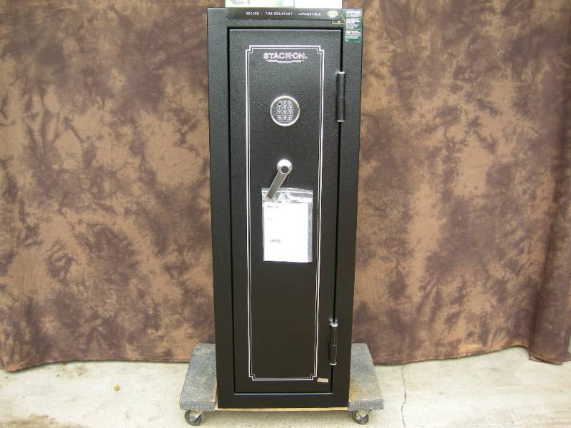 lot 4 image: FS Series 14 Gun Electronic Safe