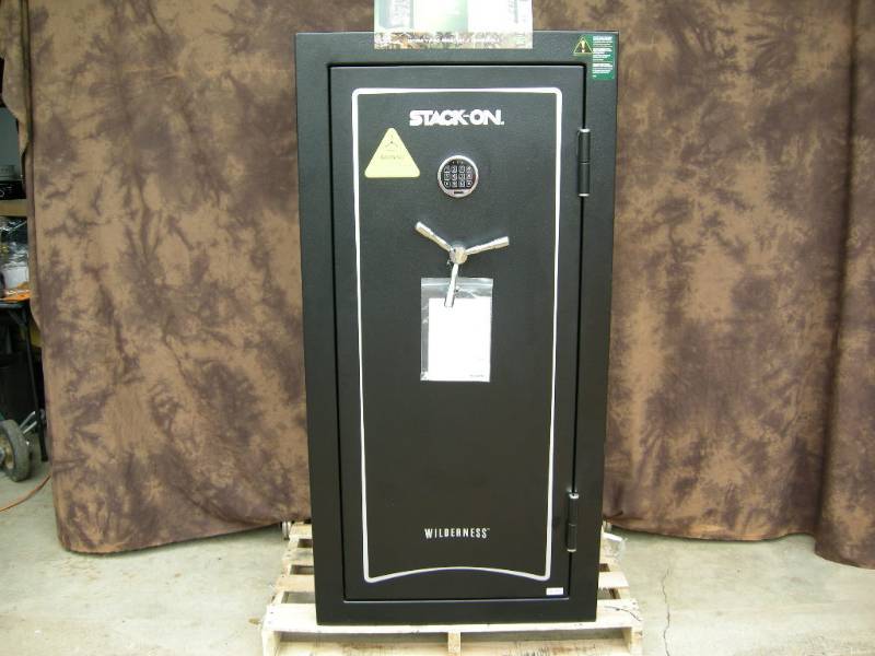 lot 8 image: Elite 35 Realtree gun safe