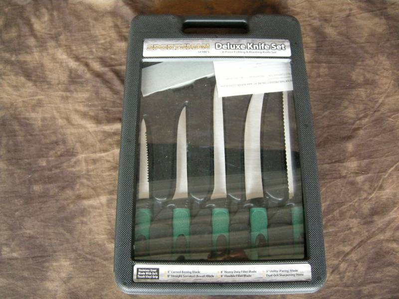 lot 74 image: Sportsman Deluxe Knife Set