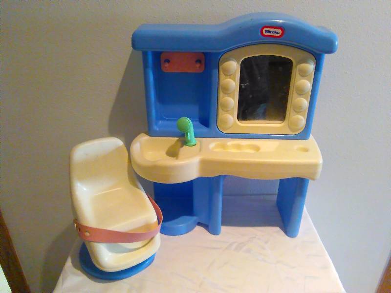 lot 1 image: Little Tikes Beauty Parlor Set for dolls
