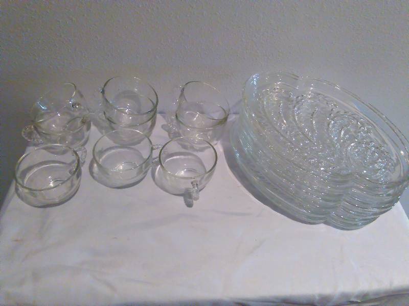 lot 13 image: Vintage Federal Glass serving snack