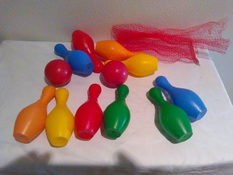 lot 16 image: 1950s vintage plastic bowling pins and balls