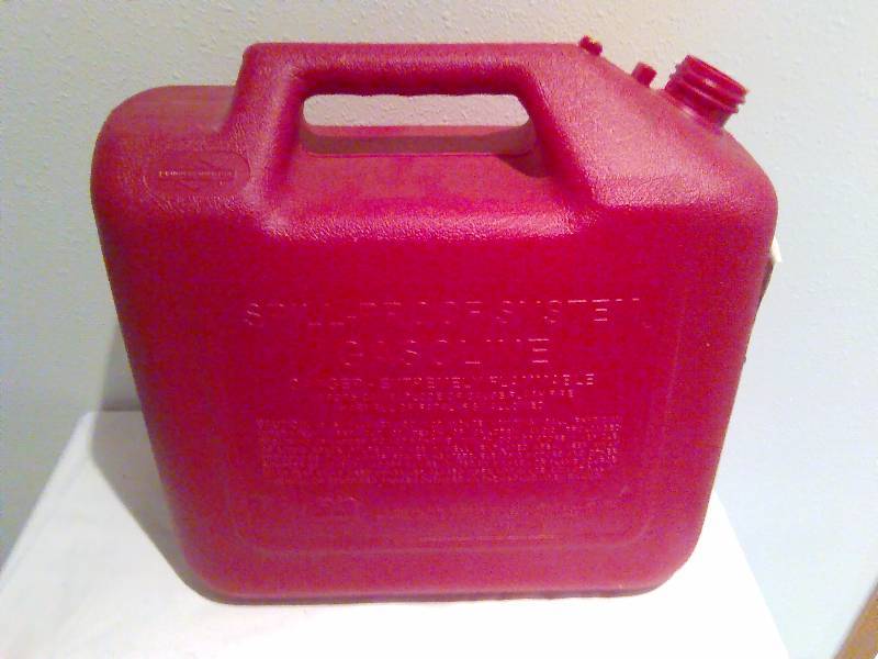 lot 29 image: Briggs and Stratton, gas can, 5 gal.