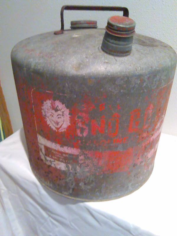lot 30 image: Vintage Sno-Go, no holes 6 gal., mental gas can,