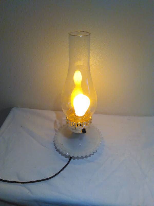 lot 31 image: Vintage Milk glass table lamp, in working condition,