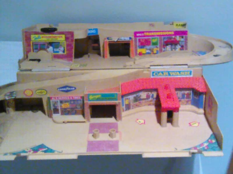 lot 40 image: Hot wheels Service Center, vintage