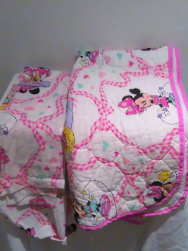 lot 41 image: Minnie Mouse Sheet and Comforter