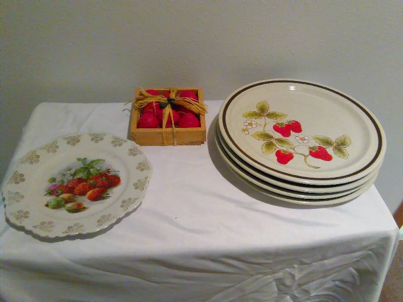 lot 58 image: Strawberry themed, Wild strawberry trendsetter dinner plates (4)