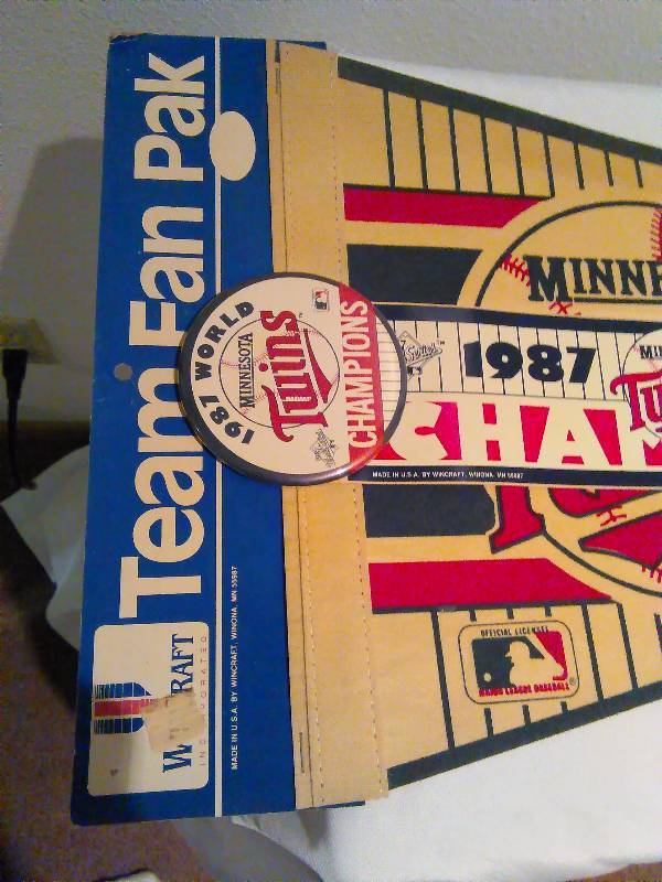 lot 61 image: 1987 World Champion, MN Twins, Pennant Team Fan Pack