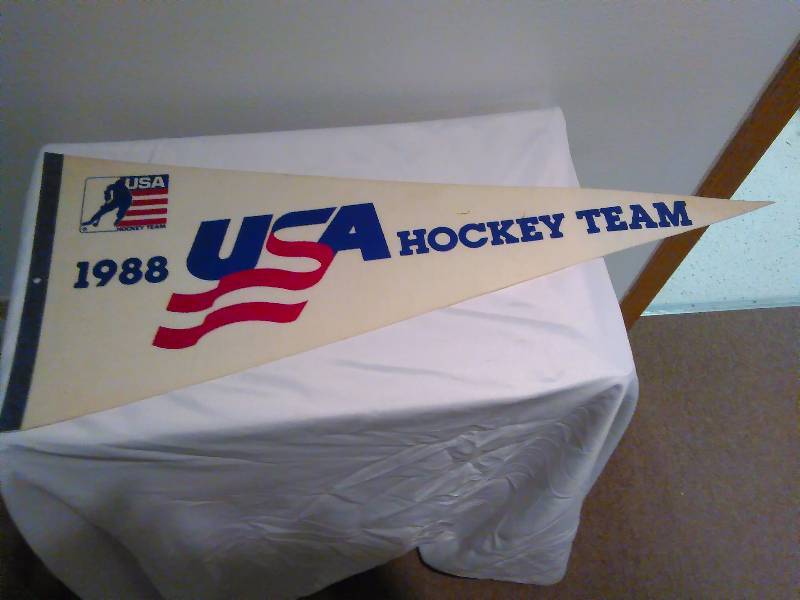 lot 72 image: Pennant, 1988, Olympic, 14537A Hockey Team