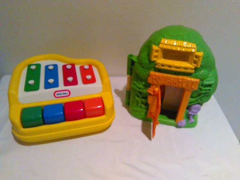 lot 105 image: Little Tikes Piano and Mr Sanders Tree Ho14537e