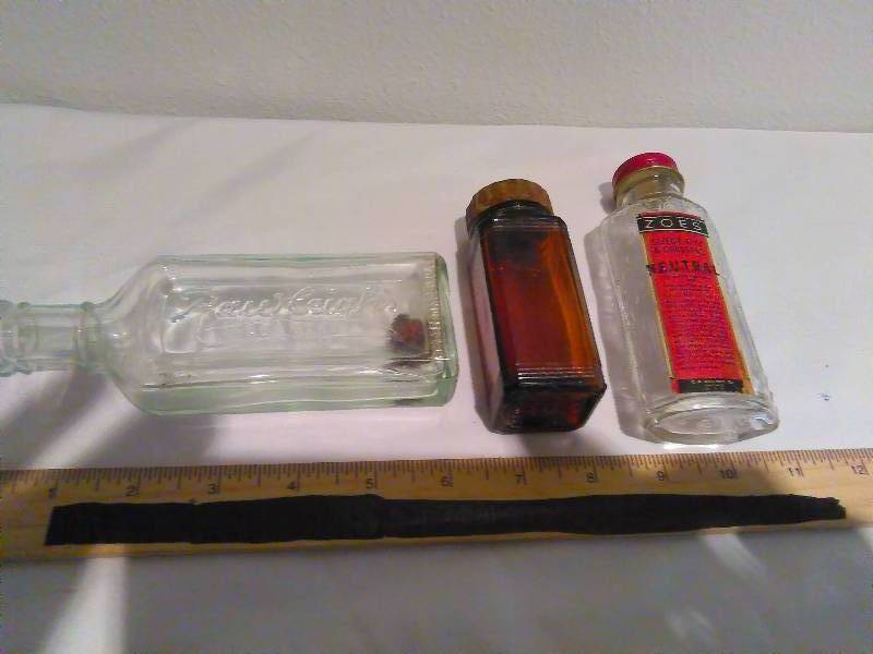 lot 126 image: Vintage Bottles, Abbott Lab., Rawleighs, Zoes