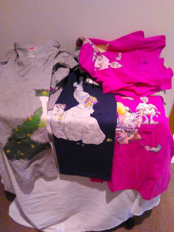 lot 139 image: (13) Med New Womens Ts and Tanks