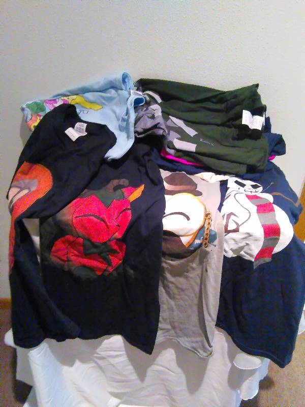 lot 143 image: (13)  Small New Men Ts and Tanks