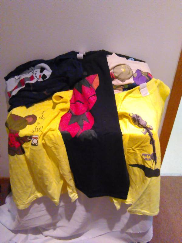 lot 147 image: (14) XL New Men Ts and Tanks