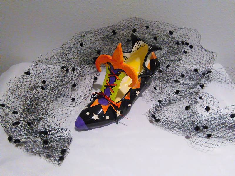 lot 157 image: Ceramic Witches Shoe, Halloween Dcor, Excellent condition
